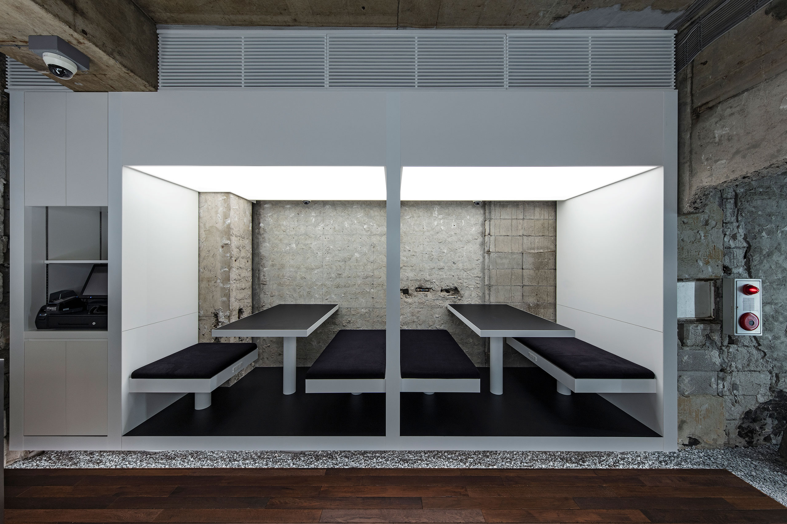 KentaNagai在东京一家豪华手表店探索时间的不屈服本质