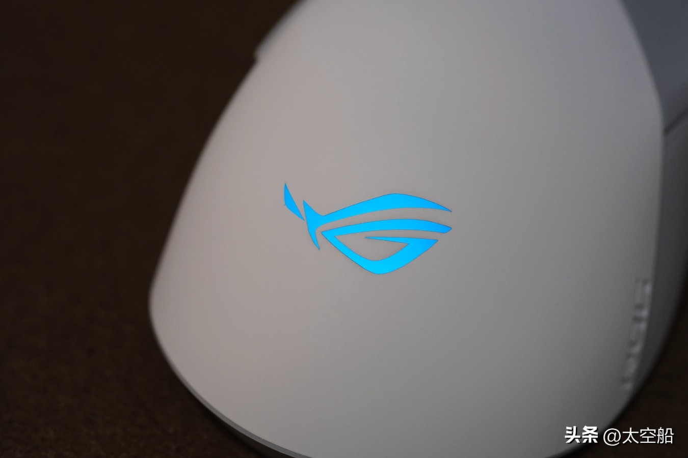 rog月刃无线鼠标aimpoint36k开箱,rog魔刃3鼠标评测