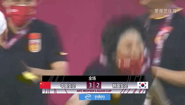 女足夺冠瞬间男子举狗庆祝,女足最惨的一次比赛