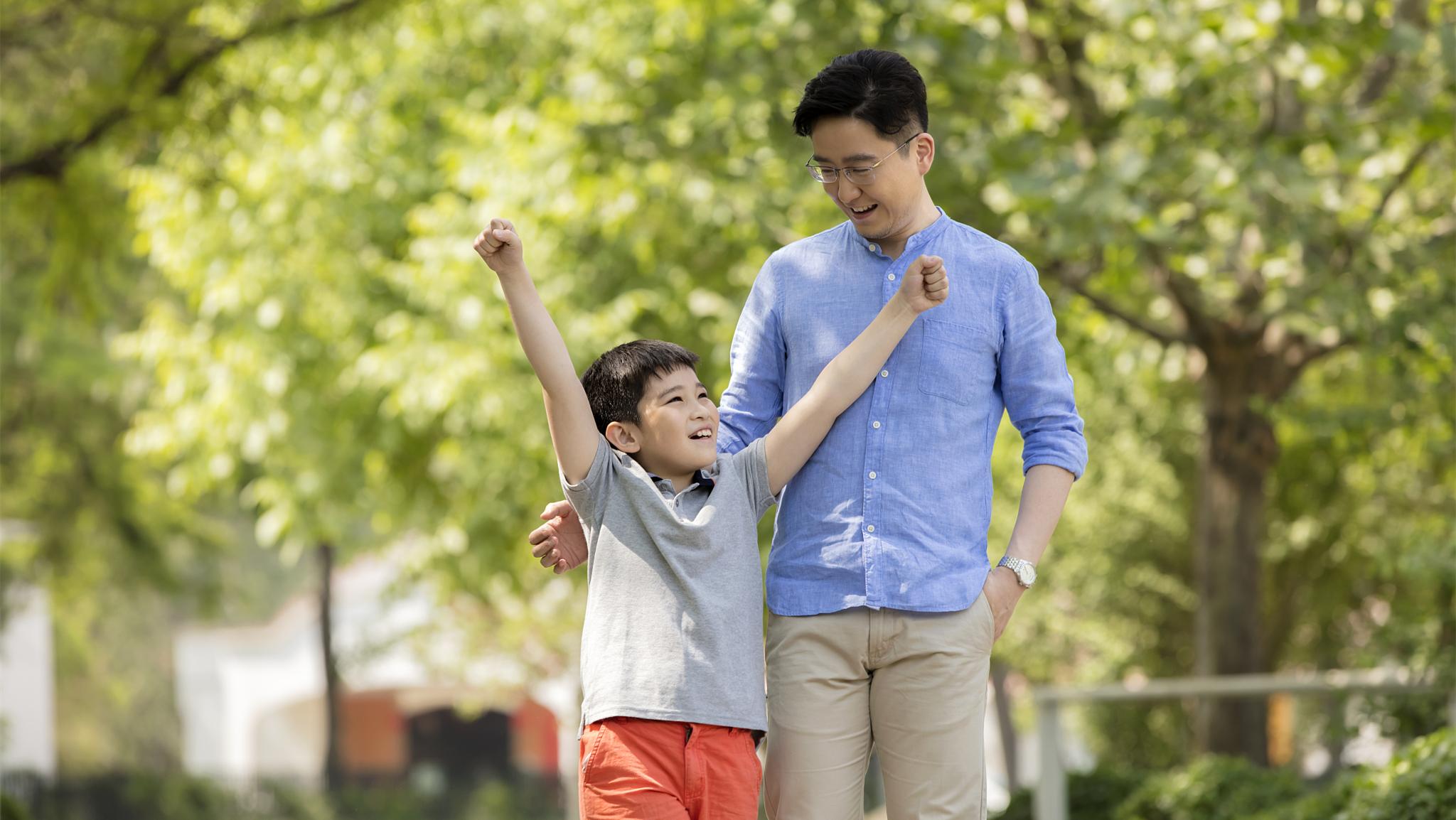 新婚第一天给婆婆洗脚后离婚,丈夫给坐月子妻子擦身体