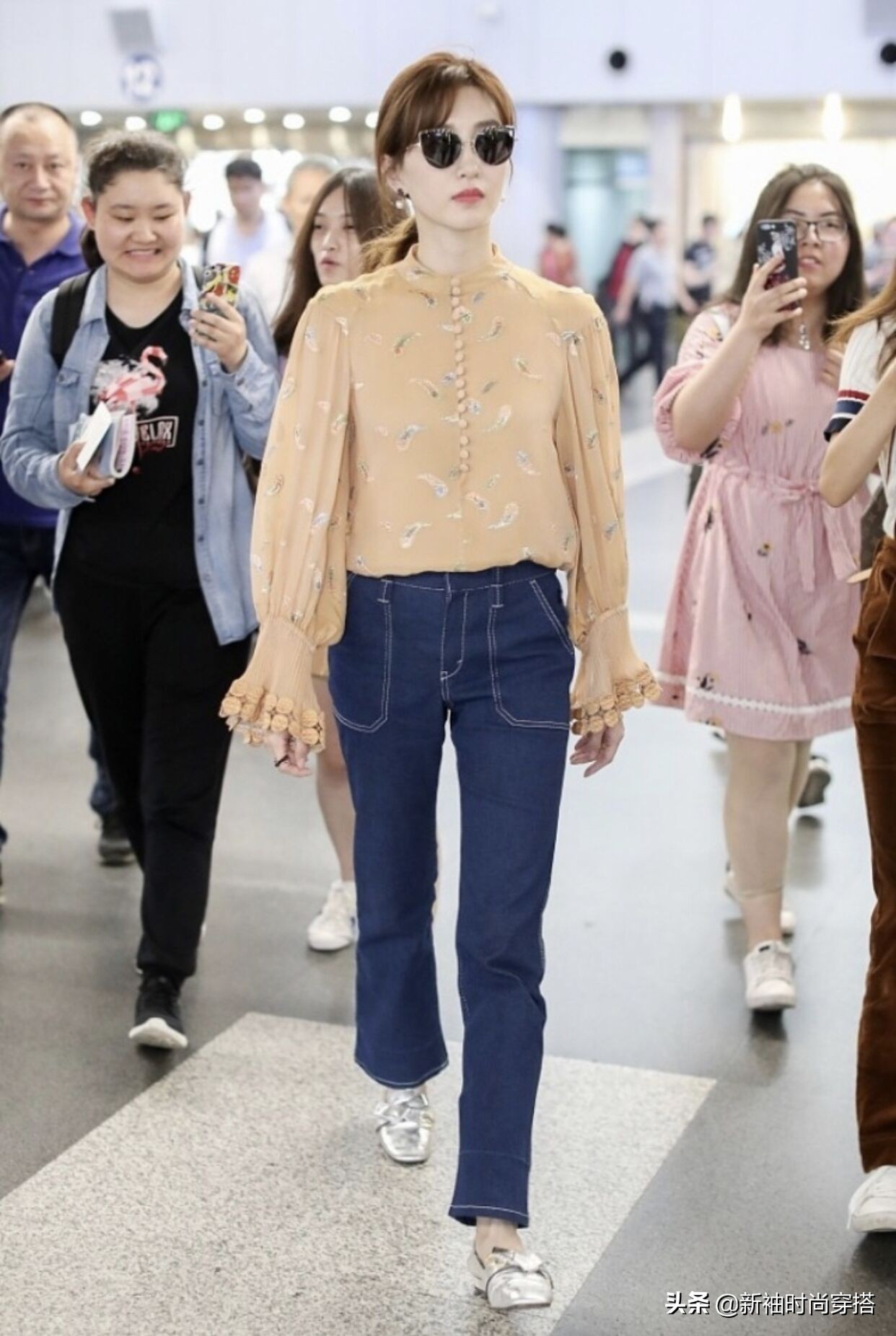 江疏影的条纹海魂衫造型清新减龄,江疏影穿衣搭配高级感十足