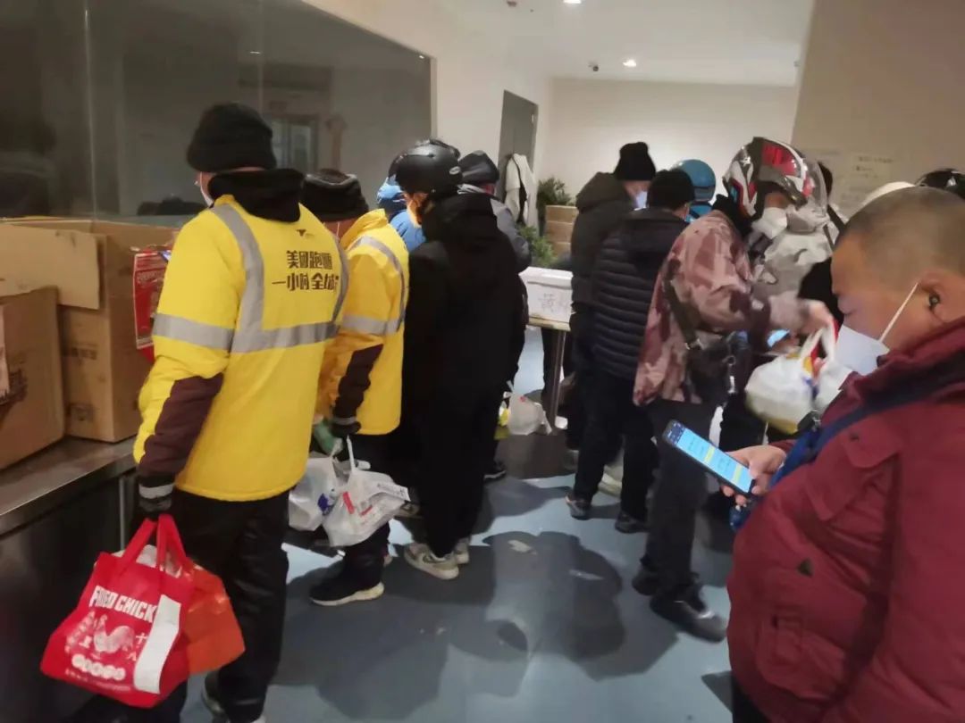 外卖骑手超负荷运转，每天工作14小时，怕被封住朋友车里半夜被冻醒，有人睡天桥底下有人随身背睡袋