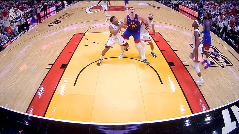 300斤的胖子，摸一下飞出好几米？裁判是托尼兄弟？哦，那没事了