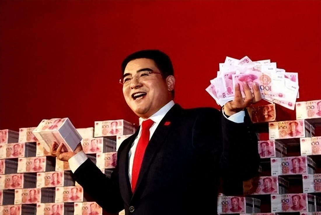 他把现金堆成山，高调捐款20亿后“消失”，如今出现在家种地？