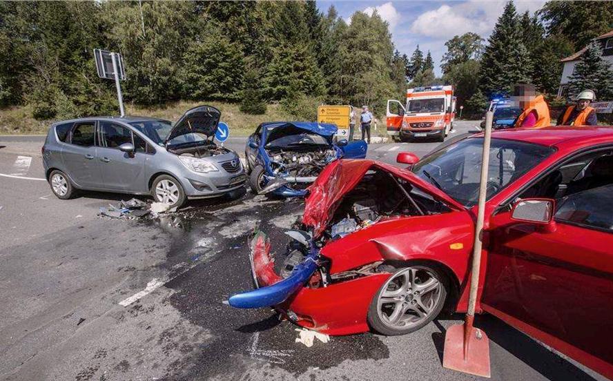 母亲因交通事故撞伤怎么赔偿,母亲开车撞人赔不起我有义务赔吗