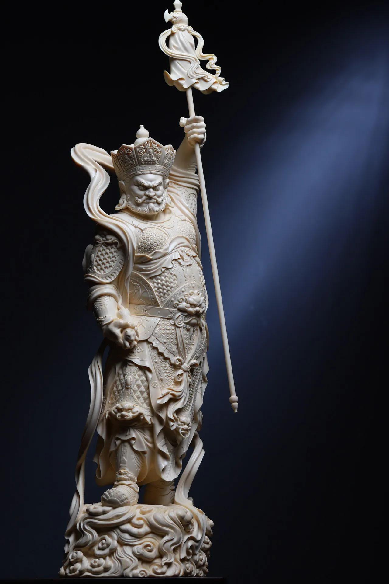 多闻｜财宝天王手持慧伞,左手托着吐宝鼠能赐无尽财宝