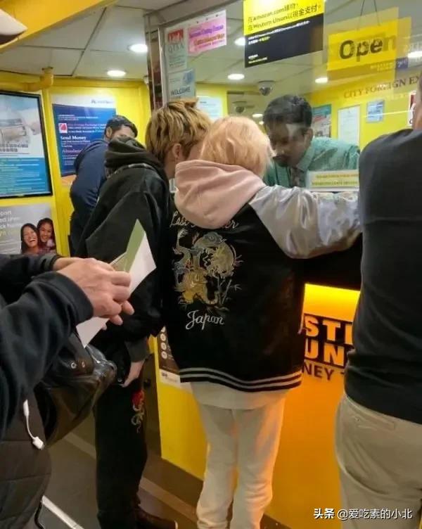 “小龙女”生活拮据,兑换港币还讲价,为省钱和妻子同抽一根香烟