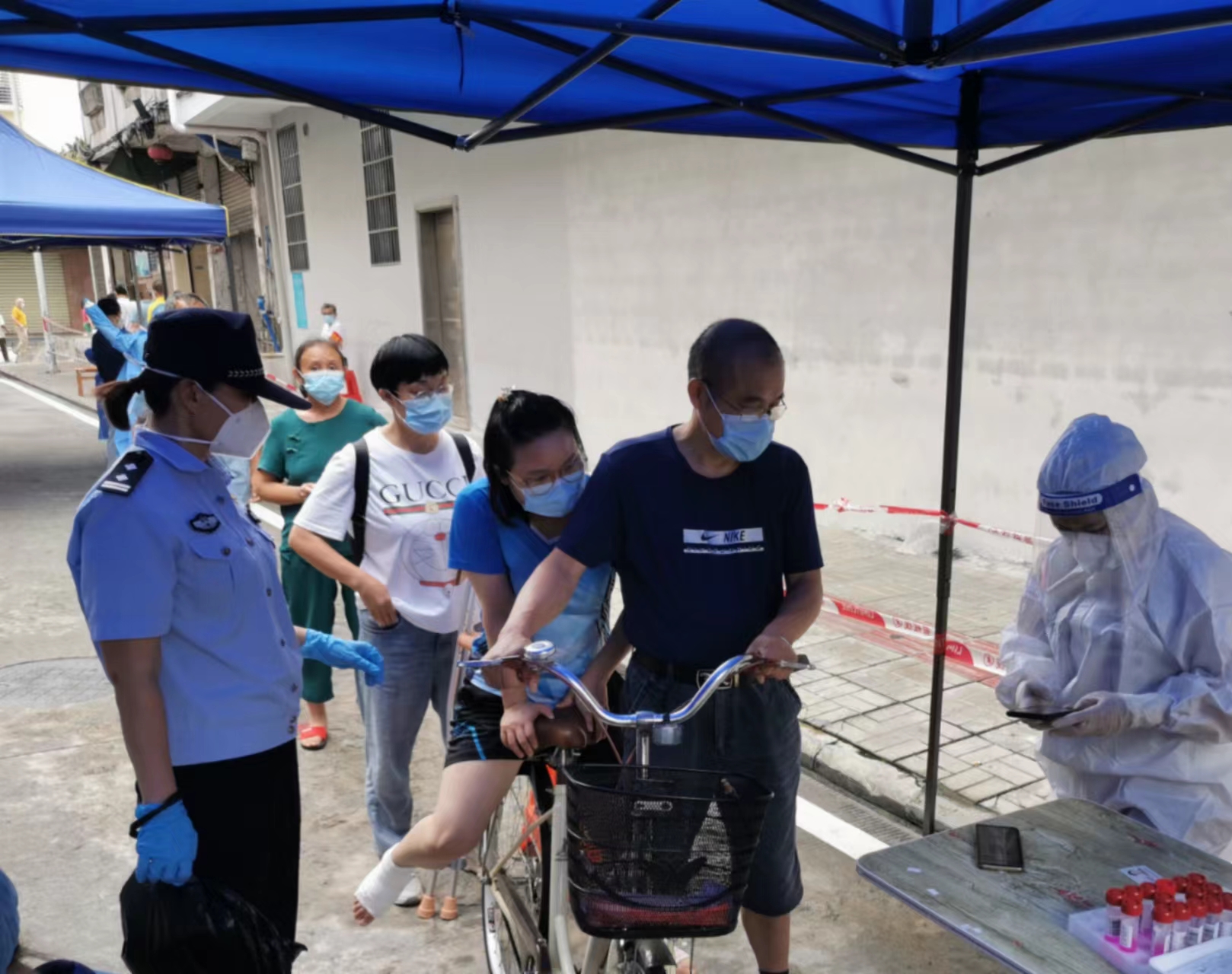 抗疫一线为人民服务,抗疫一线保平安