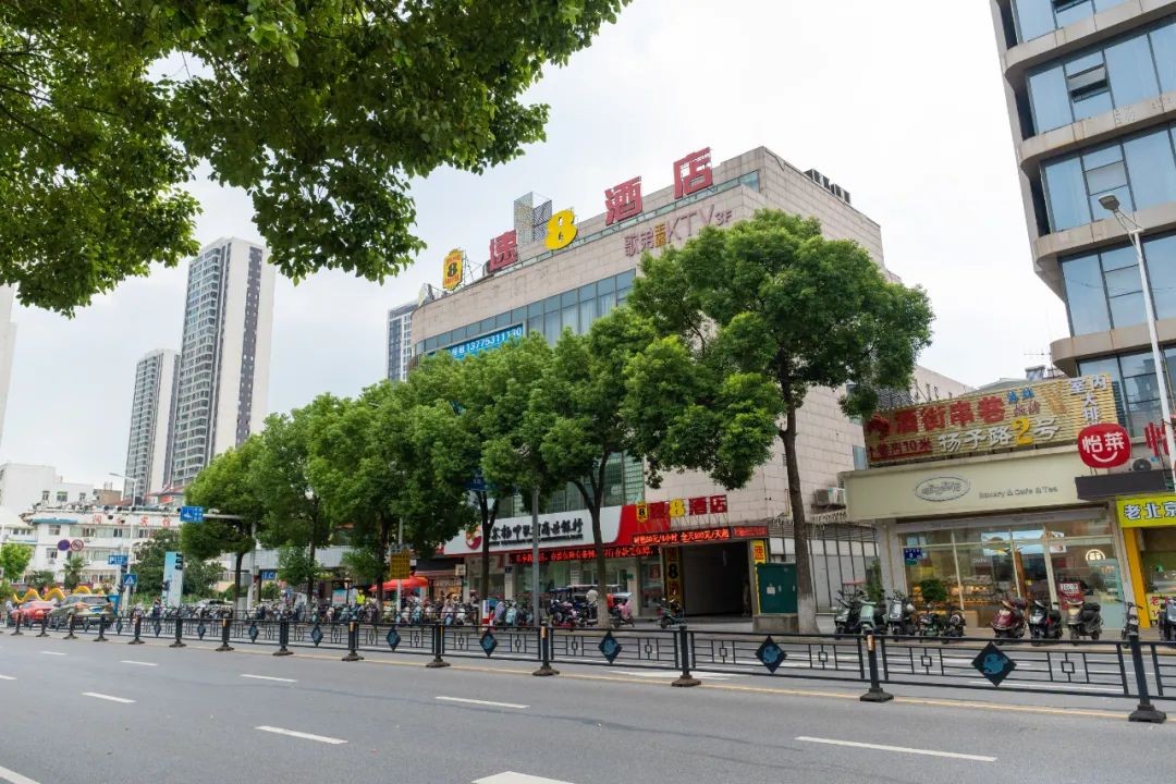 速8酒店丨江中明珠，城在江中