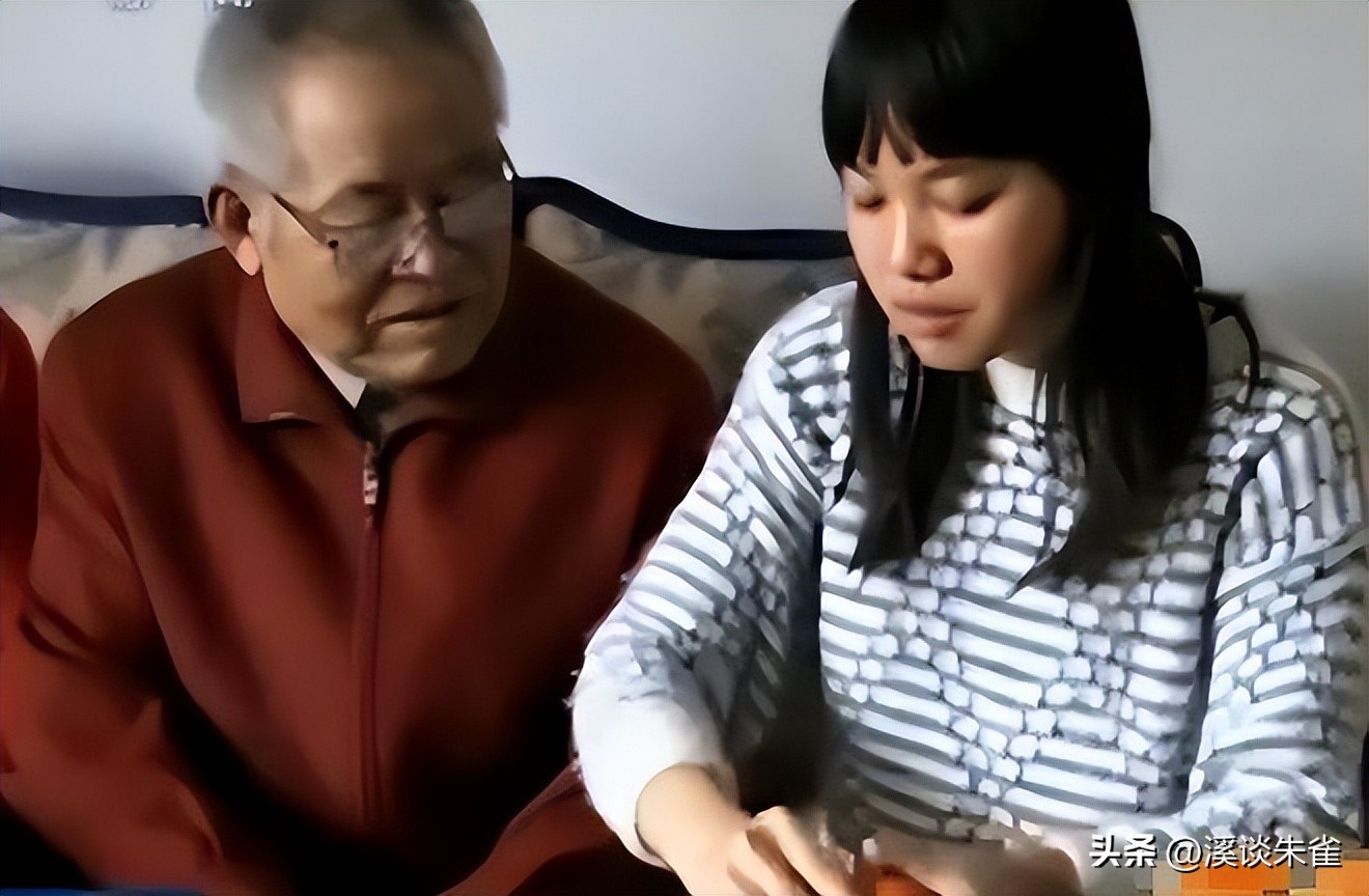 老人被撞肋骨断了十根,老人晨练被撞