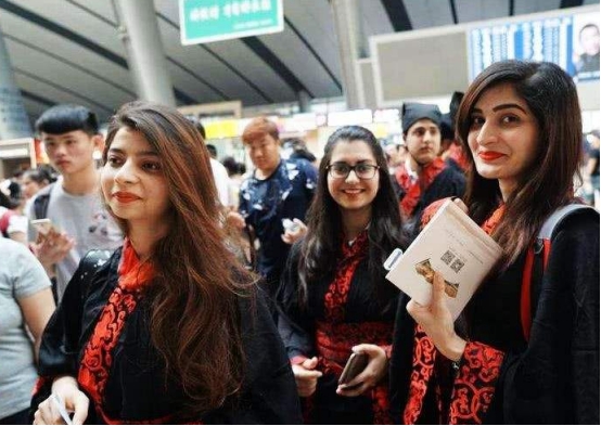 当外国人知道中国有56个民族,中国特别的少数民族有身份证吗