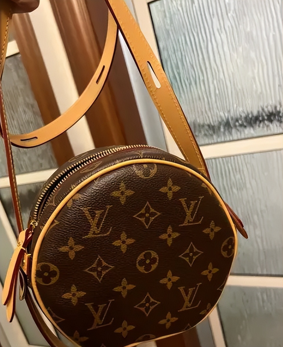 来儿子家养老,大妈想掌管小两口工资,儿子忍无可忍把她送回老家