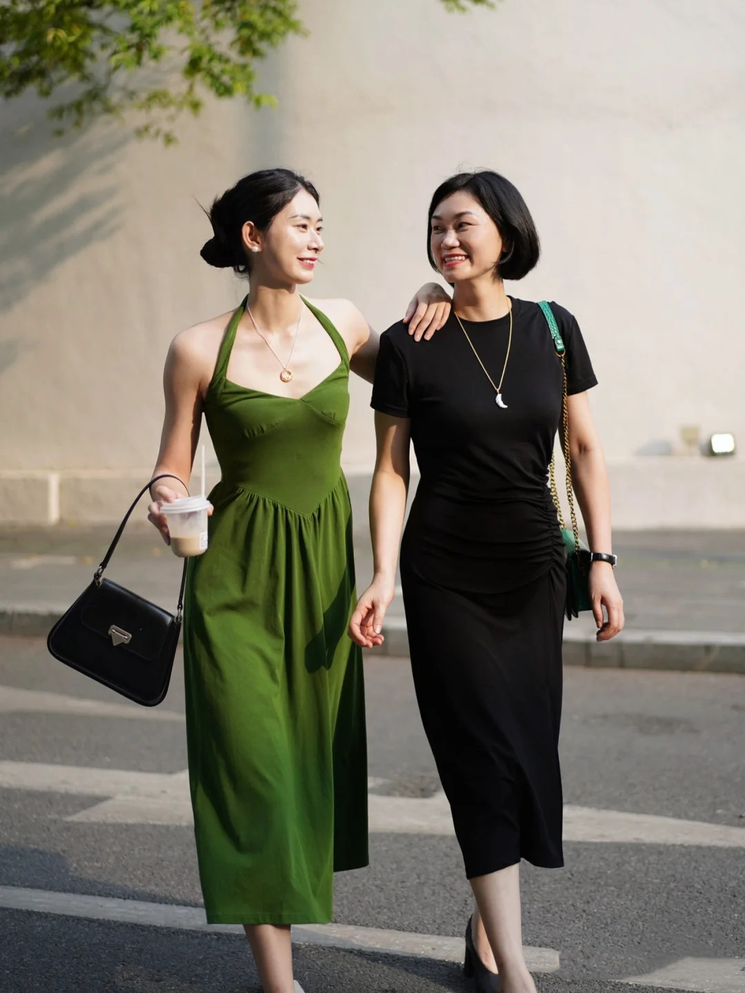 佩服现在50、60岁的阿姨们，会保养、懂打扮，硬是和女儿穿成姐妹