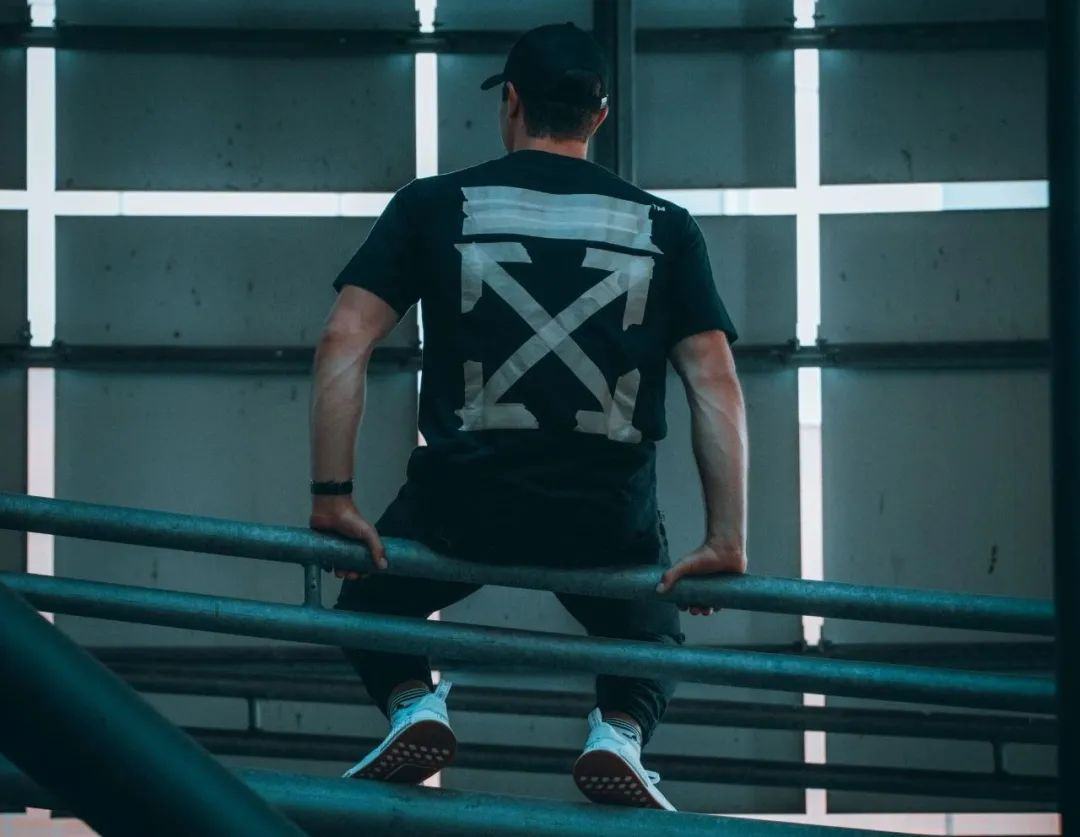 一件t恤supreme,一件衣服logo