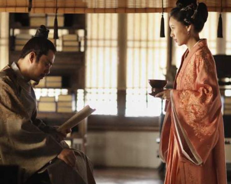 古人衣服为什么拖块布在地上,古代人衣服很长拖地不会弄脏吗