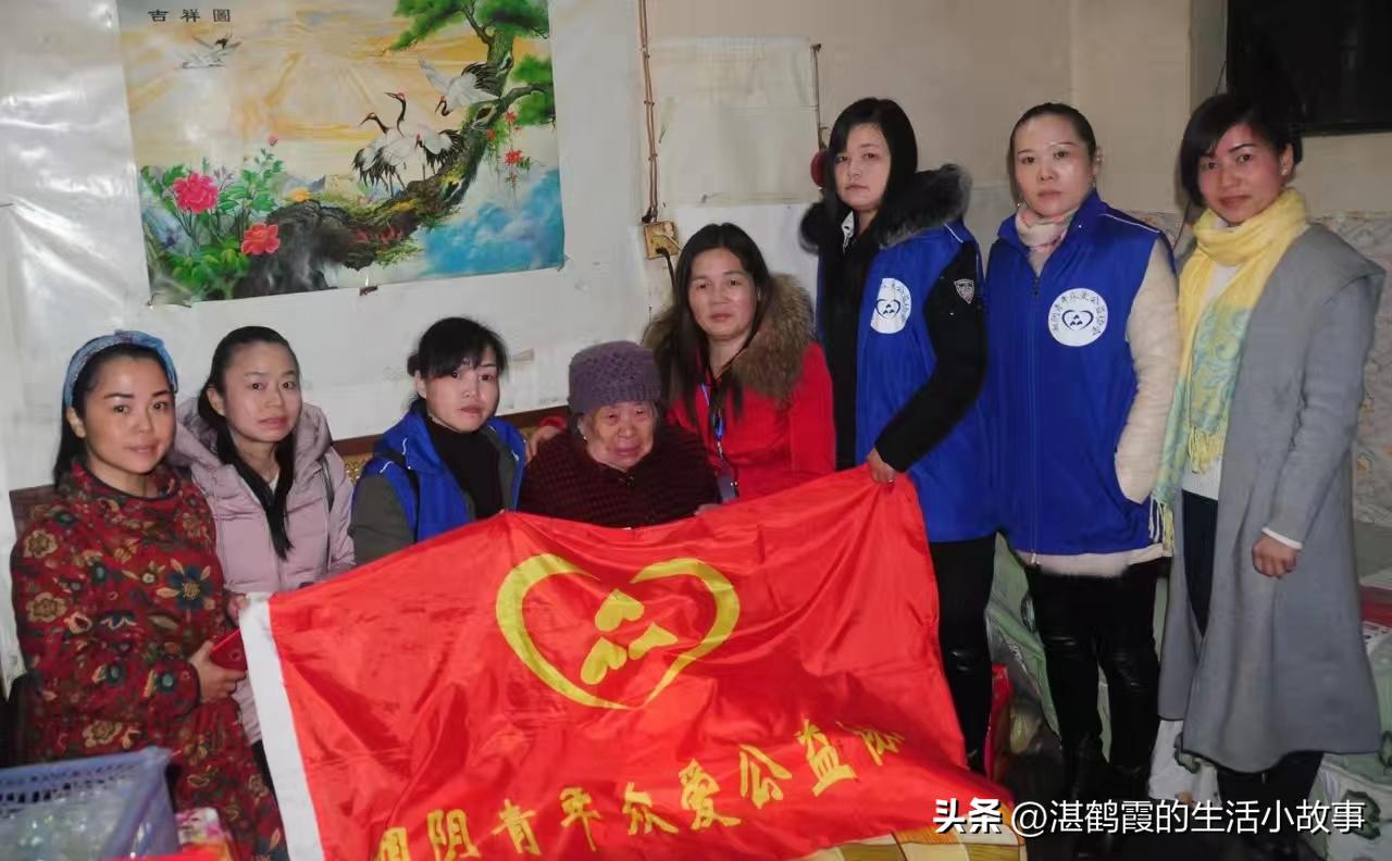 一声巨响，表叔的肚子被炸出了一个好大的坑。那年，表叔19岁