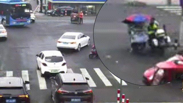 外卖小哥在十字路口执勤,外卖小哥带着孩子送外卖警察帮忙