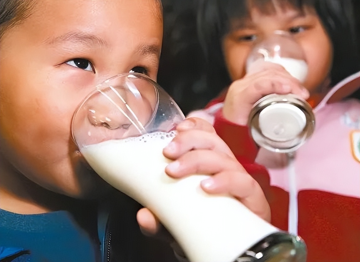 喝牛奶会得肝癌乳腺癌吗,喝牛奶会导致乳腺癌和肝癌吗