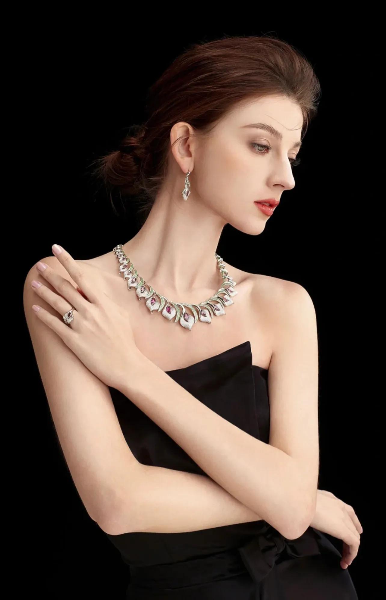 30天赚180万，头条“巴菲特”每天美女环绕住别墅开豪车咋做到的