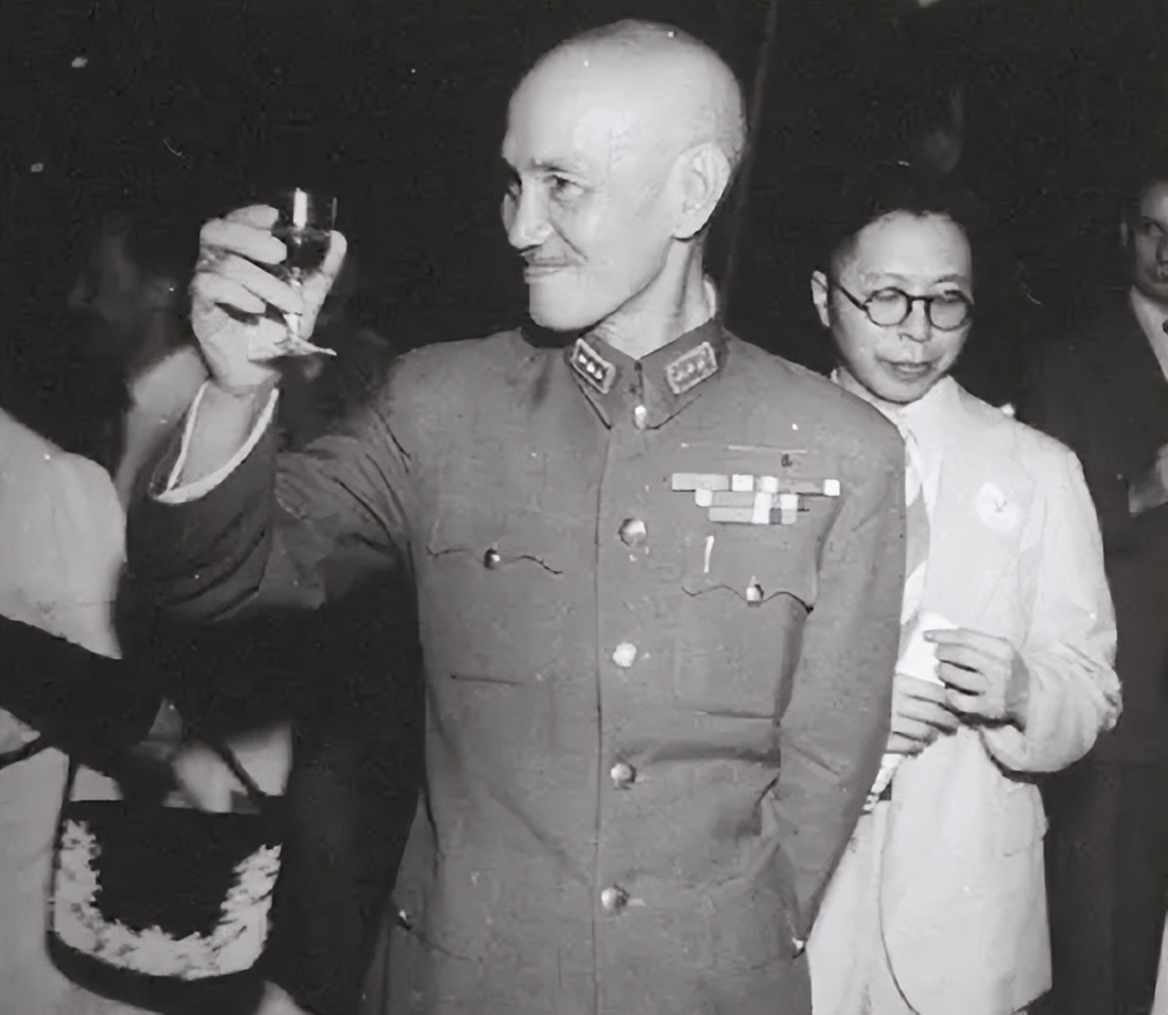 蒋军忍饥挨饿，蒋校长却空投“激励信”，士兵大骂：这有啥用