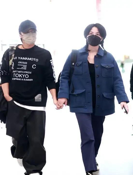 王菲谢霆锋机场公开亲密牵手,王菲谢霆锋机场牵手同框