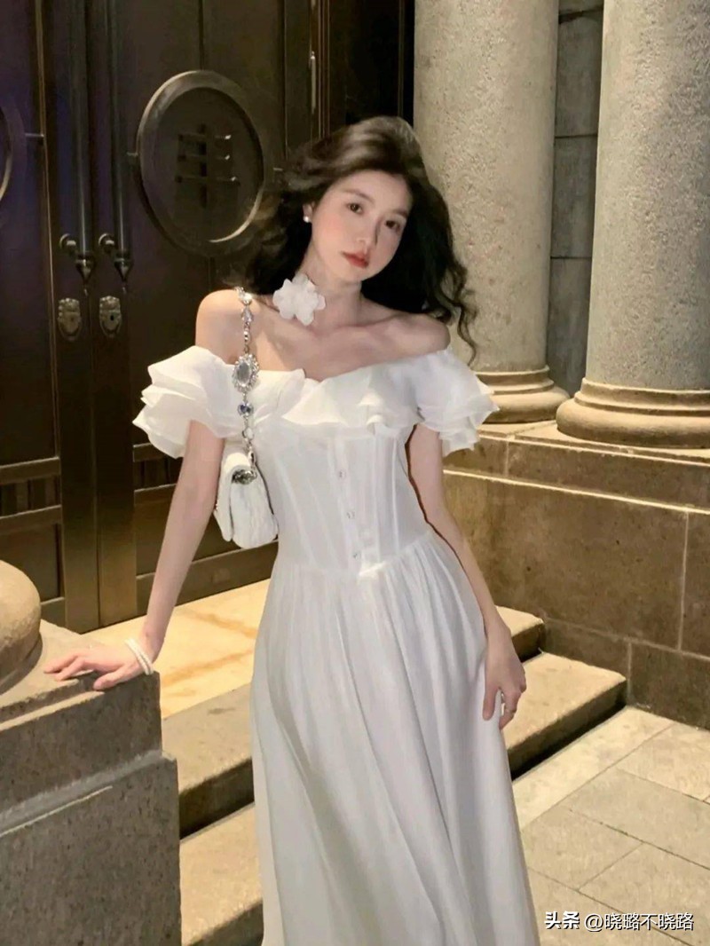 今年最流行的小个子微胖减龄女裙,这款妈妈裙穿上显瘦减龄美翻了