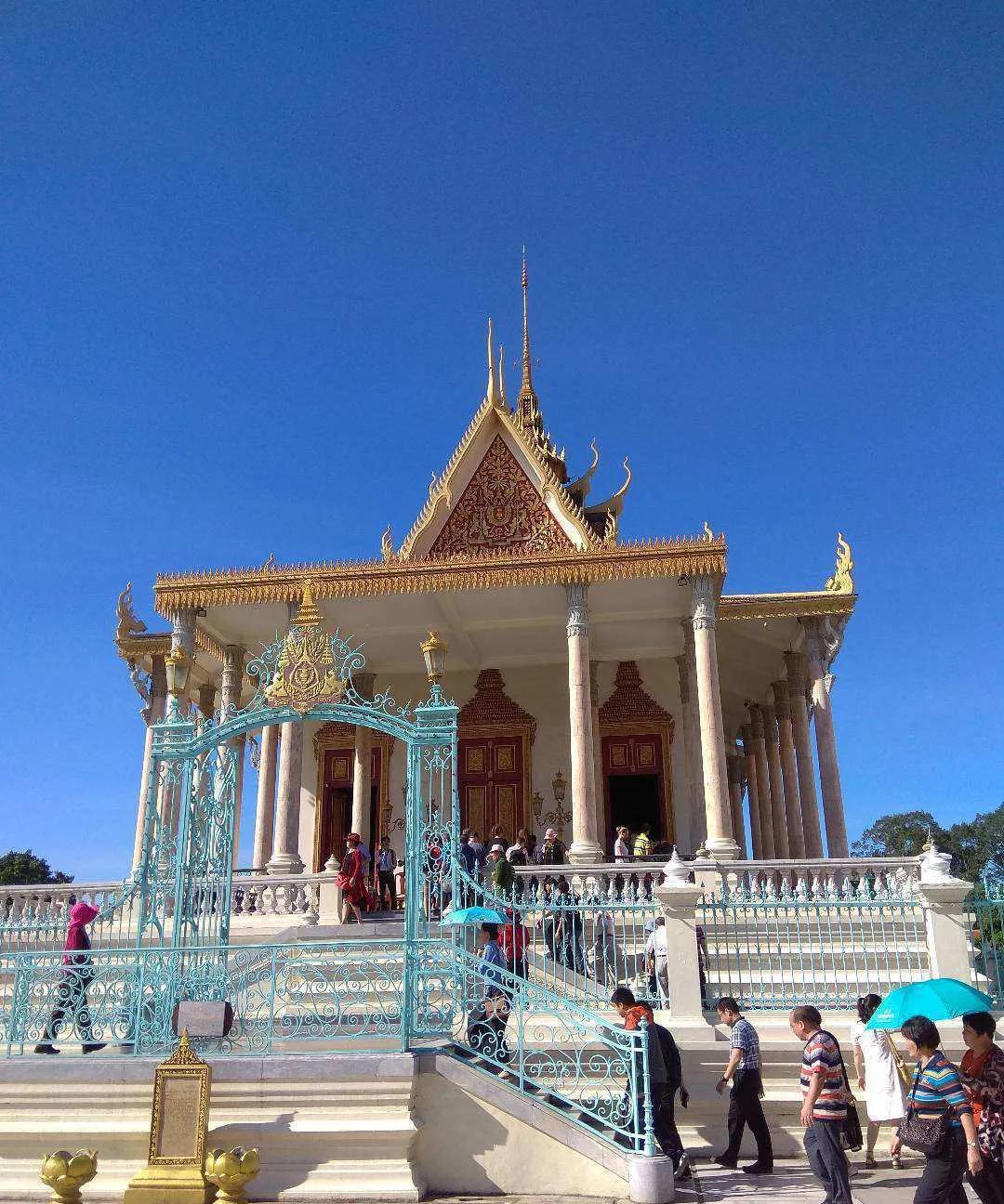 阴森森与金碧辉煌