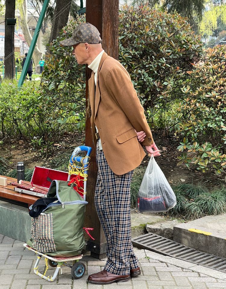 等你老了尽量少穿黑白灰,当你老了请务必远离老年帽推荐