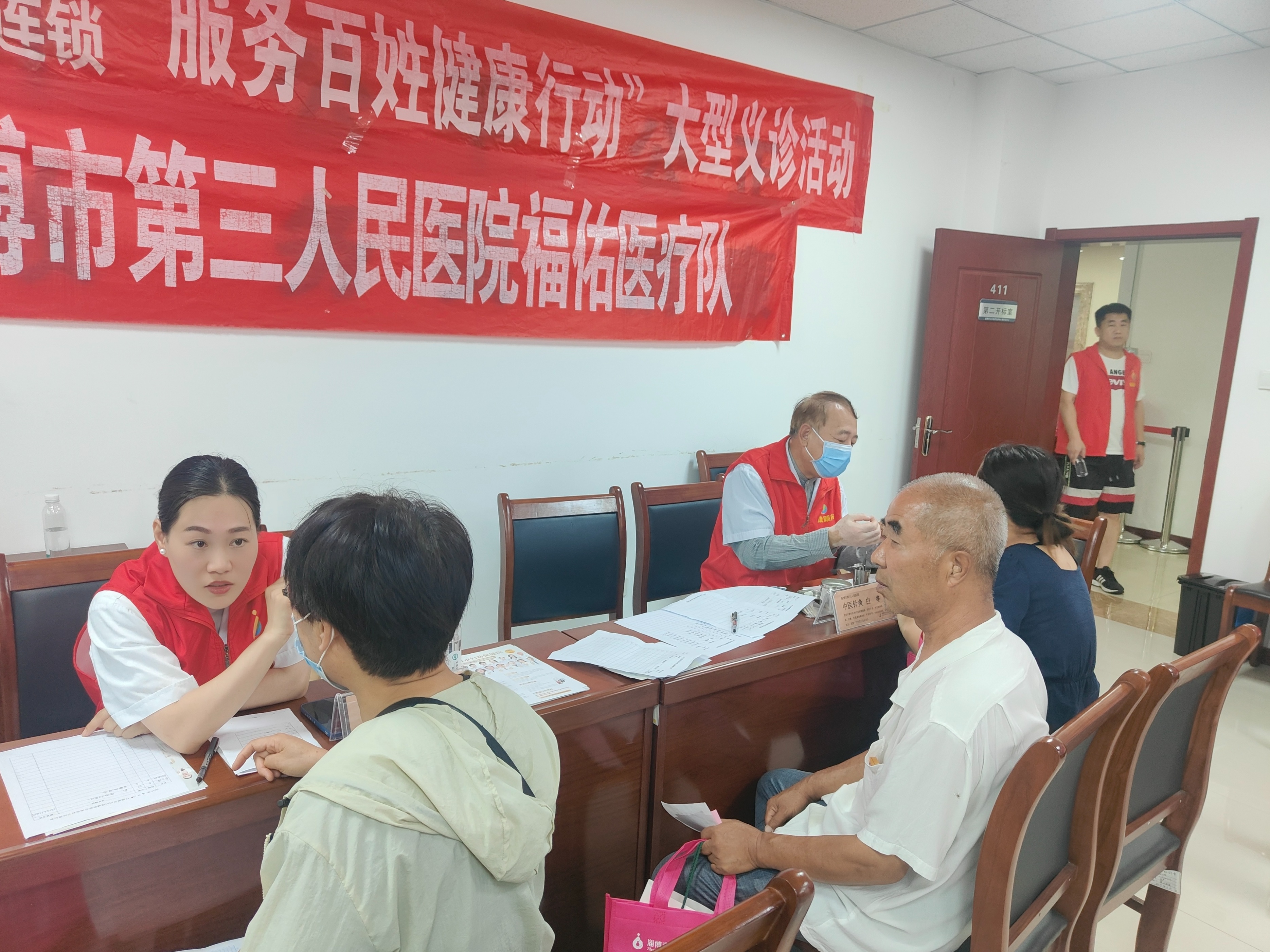 市三院联合宏仁堂“服务百姓健康行动”走进周村公共资源交易中心