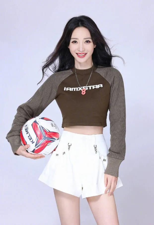 柳岩是怎么成为足球宝贝的,柳岩化身足球宝贝助威世界杯