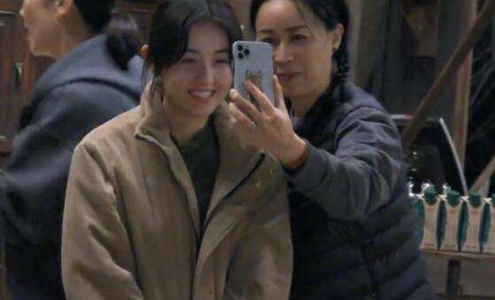 那英伦敦购物被偶遇，仅穿一条紧身裤不怕冷，出行低调收获颇丰