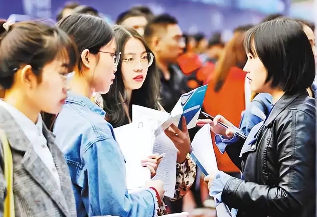 辞去了6000多的工作，就只能找到3000多的，大学生的出路在哪里？