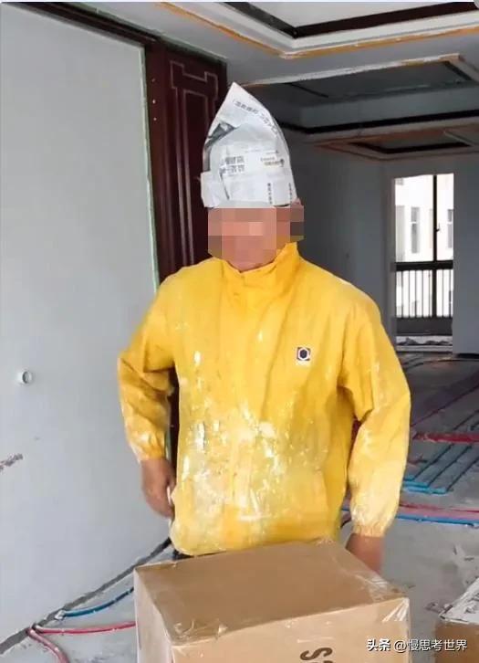 男子去住建局戴纸帽子被拘留,油漆工戴报纸帽子工作