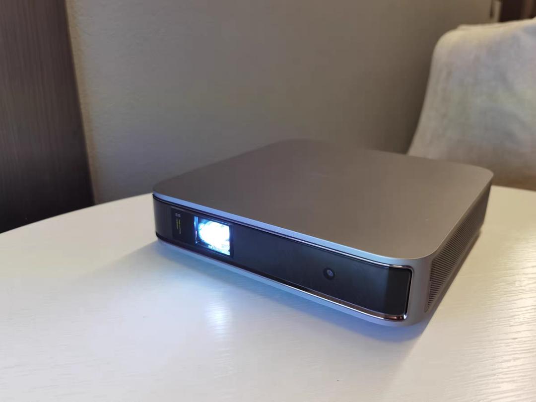 买个小型卧室投影仪,预算2000到3000的投影仪