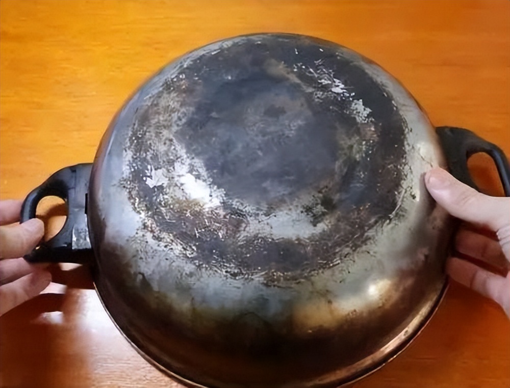 不锈钢锅底部烧黑了还能用吗,不锈钢锅烧糊变黑了别用钢丝球