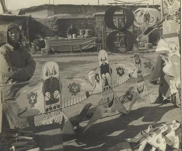 高清老照片：旗人格格大腿岔开豪放洗衣，地主三妻四妾不输女明星