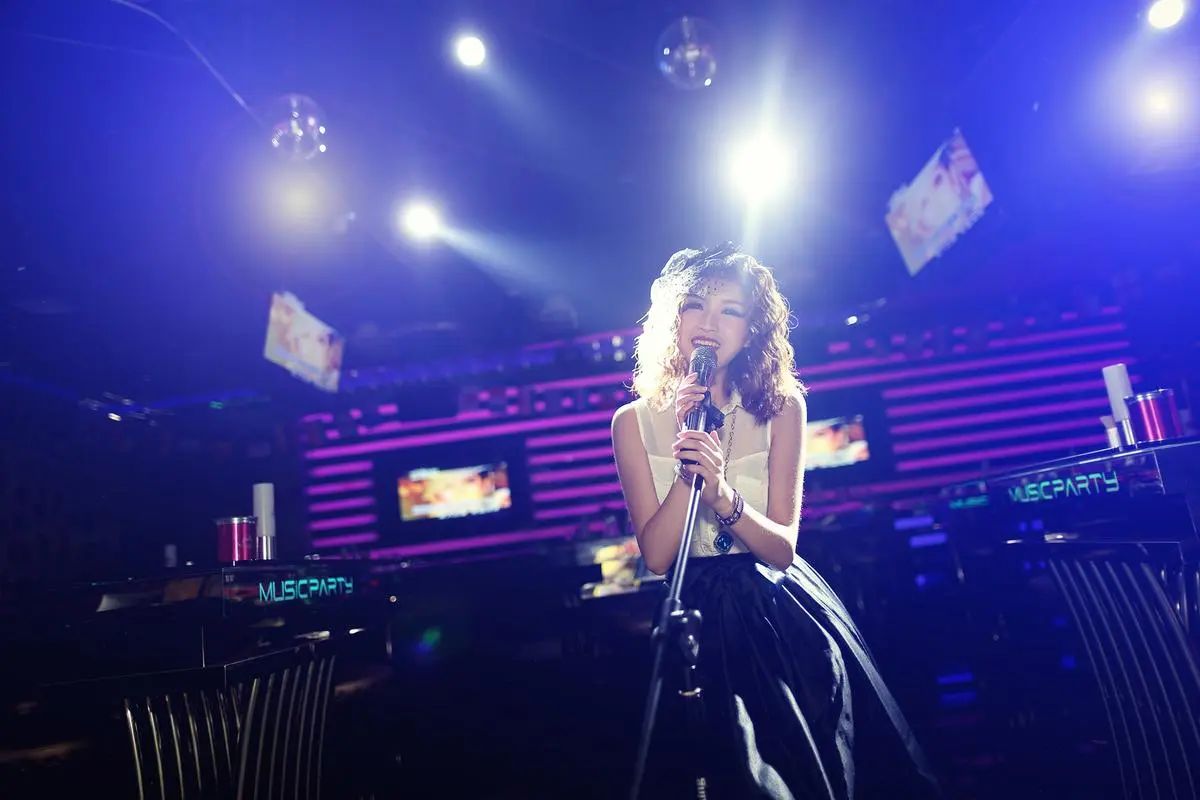 女生去蹦迪容易被揩油吗,蹦迪女朋友被别人搂该怎么办