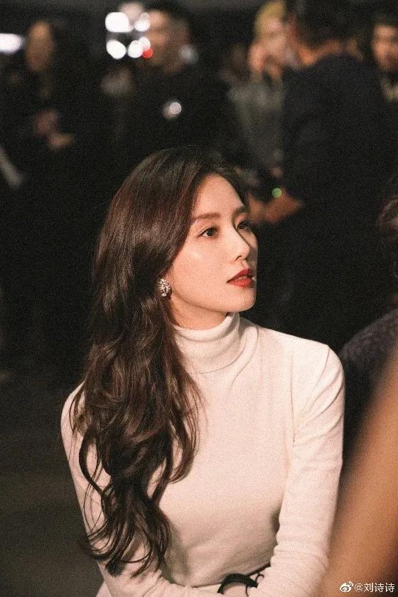 大脸妹子必选的三款发型,大脸额头窄适合什么发型