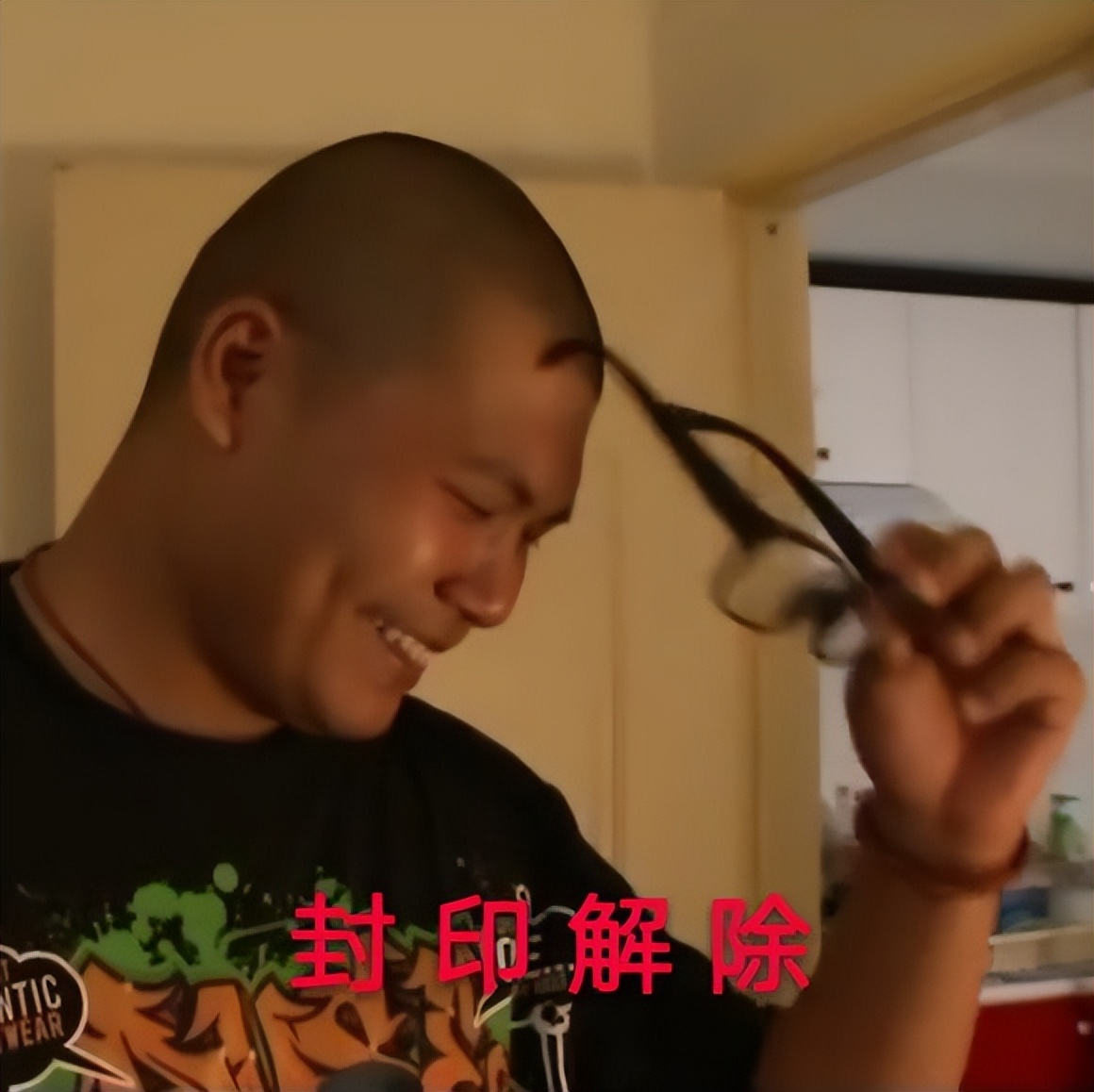 “阿伟杰哥”乱入家长群，老师被蒙在鼓里，还夸奖家长辅导认真