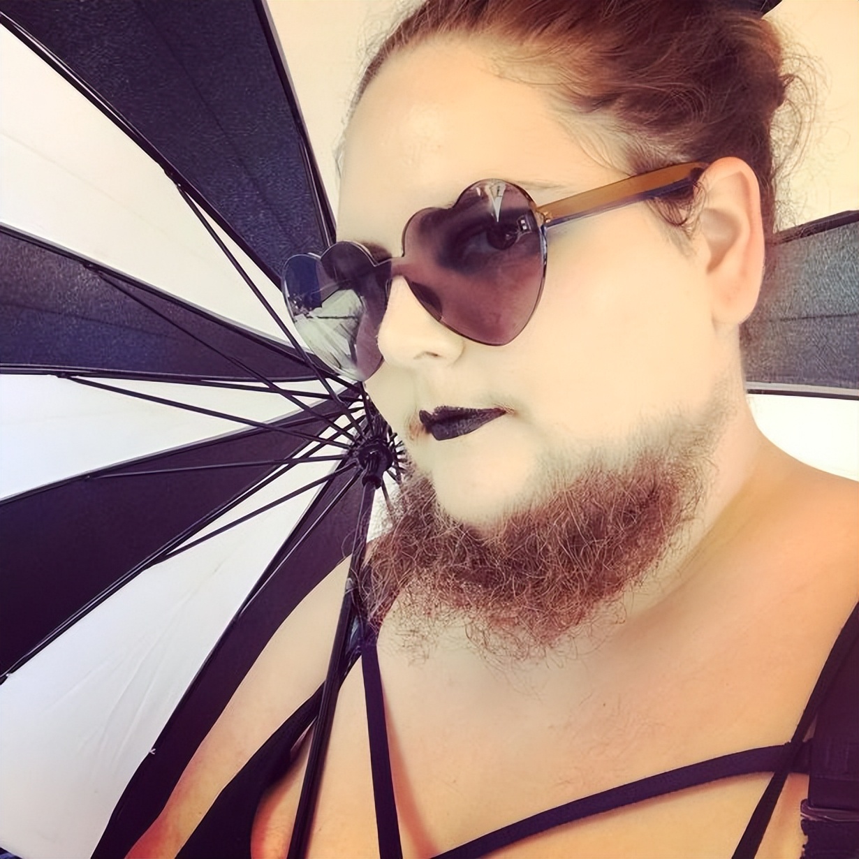 13岁的小女孩长胡子正常吗,13岁女孩长很多胡子