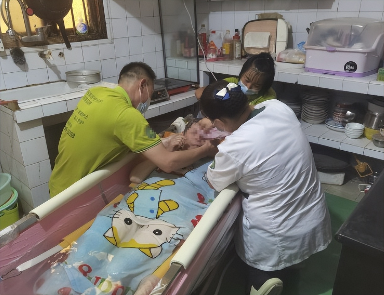 女人免费给老人做保姆,陕南女孩免费帮老人