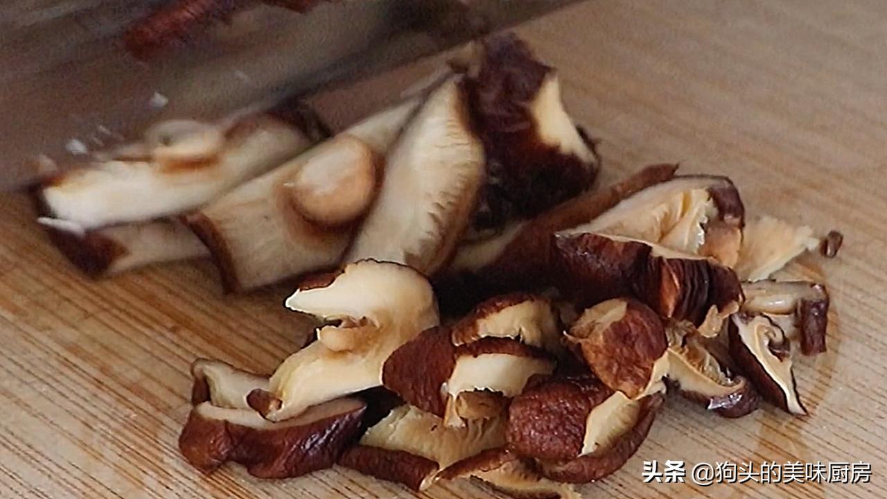 做猪肉丸子一斤肉放多少玉米淀粉,炸猪肉丸子的做法和配方的全过程