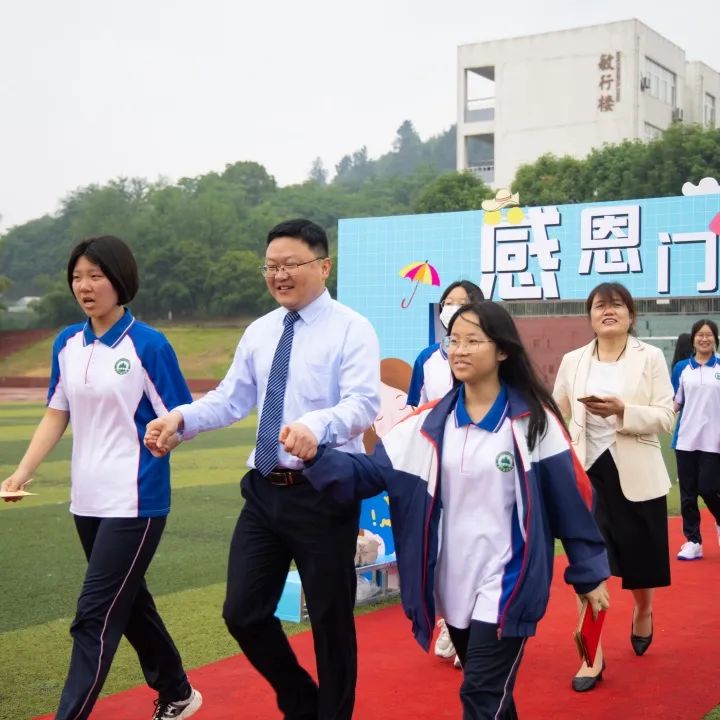 青春仪式展青春风采追青春梦想,挥洒汗水激扬青春放飞梦想