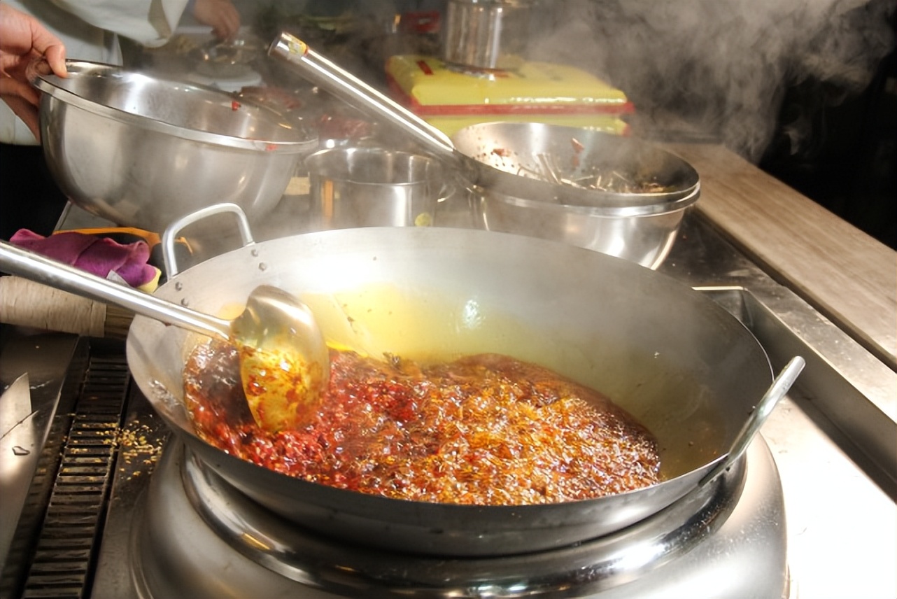 如何牛油火锅底料清澈红亮,炒好火锅料