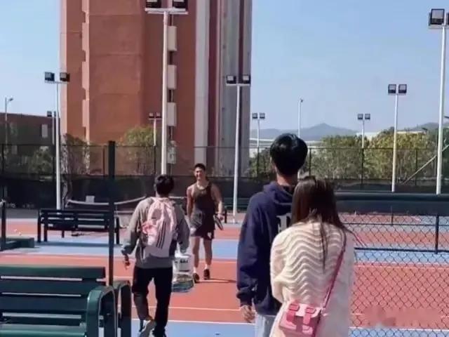 女孩跨越千里为异地男友庆生,女生跨越千里为男友庆生已分手