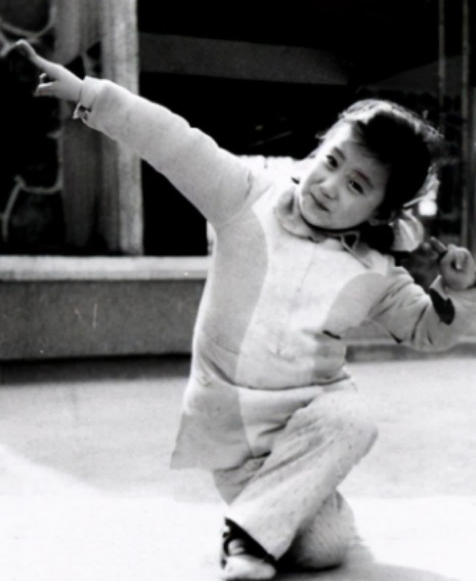 军旅歌手谭晶：嫁大8岁科学家老公，婚后生两女，生活幸福甜蜜