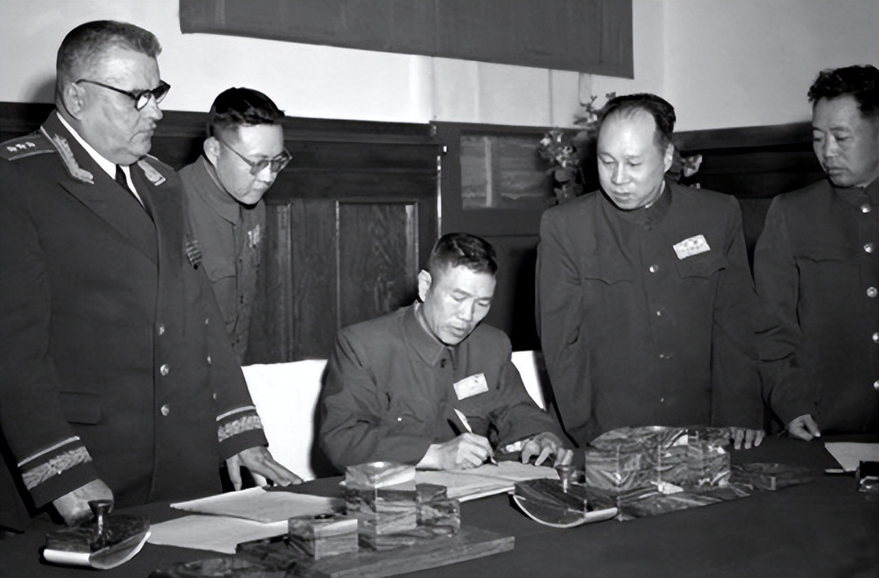 毛主席开会没烟了，看邓华口袋鼓鼓的，问：你的白金龙还有没有？