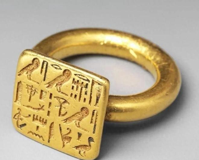 一名男子在海鲜市场买海螺，回家清理的时候发现包里有一个密封圈