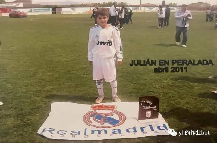 梅西夺冠后三个儿子球场踢球,梅西与迷弟球员踢球