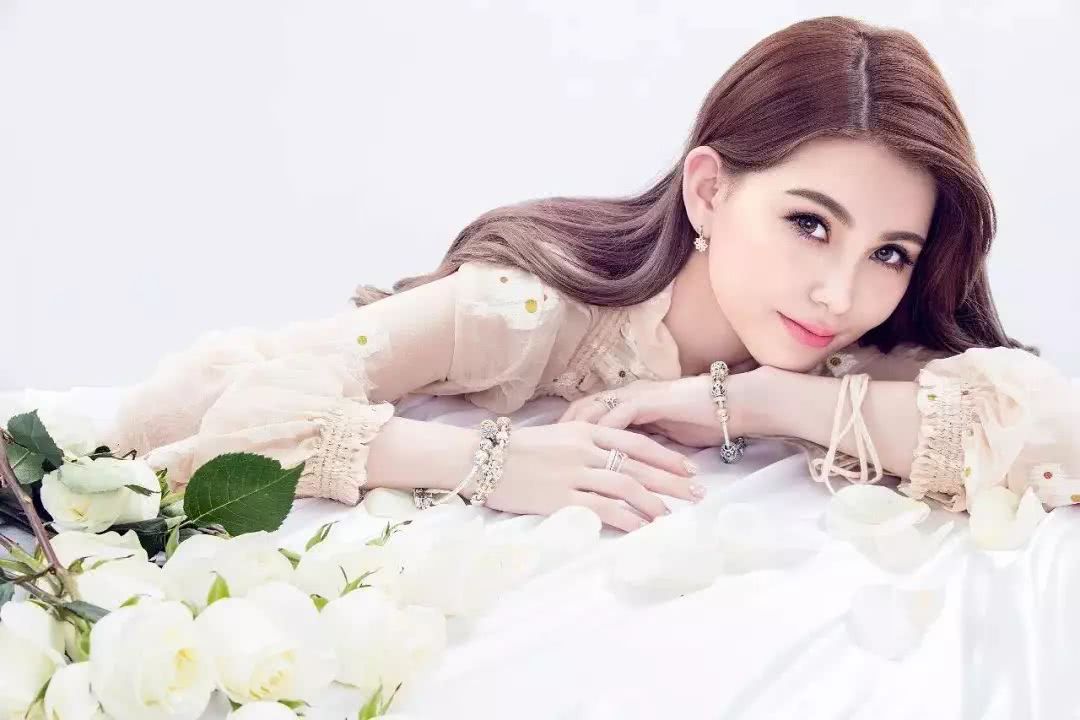 昆凌17岁遇见周杰伦21岁成天王嫂,昆凌17岁就被周杰伦追上视频